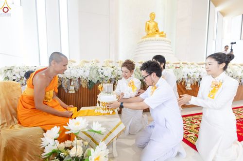 ภาพ No.239504:วันอาทิตย์ที่ 17 สิงหาคม พ.ศ. 2568 พิธีกดปุ่มอัญเชิญรูปเหมือน พระมงคลเทพมุนี (สด จันทสโร)  ณ มหาวิหารแก้วพระมงคลเทพมุนี  ศูนย์ปฏิบัติธรรมแก้วเมืองเลย