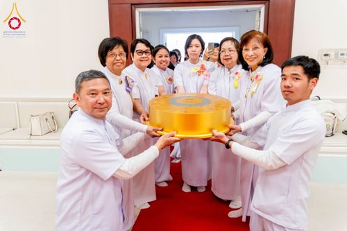 ภาพ No.62489:คณะศิษยานุศิษย์รวมใจสถาปนาและสมโภช ธรรมจักร เพื่ออัญเชิญประดิษฐาน ณ ยอดอุโบสถ 80 ปี หลวงพ่อธัมมชโย วัดพระธรรมกายนิวเจอร์ซี ประเทศสหรัฐอเมริกา  วันอาทิตย์ที่ 7 เมษายน พ.ศ. 2567