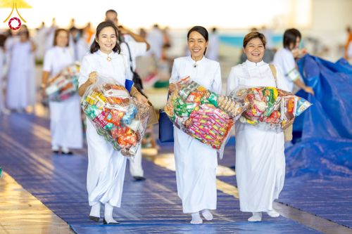 ภาพ No.256881:วันที่ 5 ตุลาคม พ.ศ. 2568 พิธีตักบาตร ข้าวสารอาหารแห้ง ณ บ้านแก้วเรือนทองคุณยายฯ สภาธรรมกายสากล วัดพระธรรมกาย