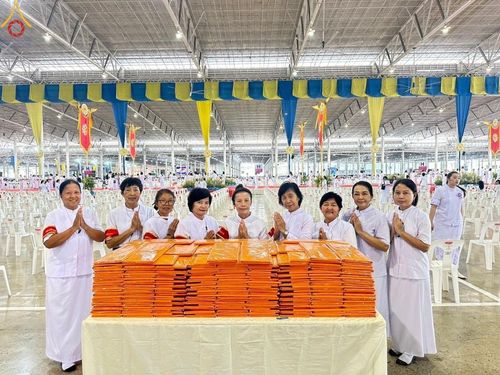 ภาพ No.134685:V.35 เพื่อบุญต้นเดือน การรับบุญของเจ้าหน้าที่หน่วยงานต่างๆ เพื่องานบุญวันอาทิตย์ต้นเดือน ณ วัดพระธรรมกาย วันที่ 7 เมษายน พ.ศ. 2567