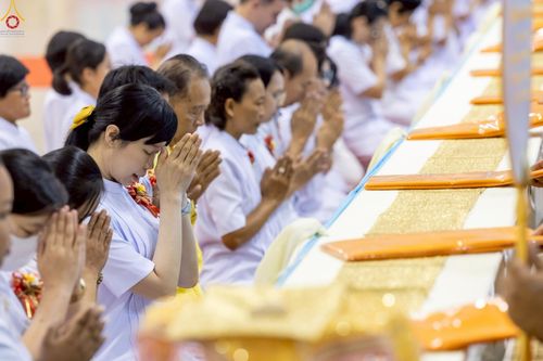 ภาพ No.233879:วันเสาร์ที่ 19 กรกฎาคม พ.ศ.2568 วันมหารำลึก ครั้งที่ 35 พิธีรำลึกถึงนักสร้างบารมี , พิธีสวดพระพุทธมนต์ , พิธีทอดผ้าบังสกุลและถวายไทยธรรม วัดพระธรรมกาย