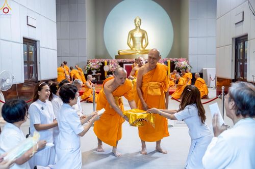 ภาพ No.227811:วันเสาร์ที่ 31 พฤษภาคม พ.ศ.2568 พิธีถวายผ้าไตรแด่สามเณรผู้เข้ารับการอุปสมบท , พิธีอุปสมบทสามเณรเตรียม DCI วัดพระธรรมกาย จ.ปทุมธานี