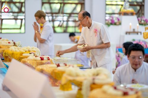 ภาพ No.160911:พิธีเจริญพระพุทธมนต์ และปิดแผ่นทองรูปเหมือน พระเดชพระคุณพระมงคลเทพมุนี (สด จนฺทสโร) พระผู้ปราบมาร จำนวน 3 องค์ วันเสาร์ที่ 5 ตุลาคม พ.ศ. 2567 ณ อาคารปลูกศรัทธา 2 (ชานชลาเดิม) วัดพระธรรมกาย อ.คลองหลวง จ.ปทุมธานี