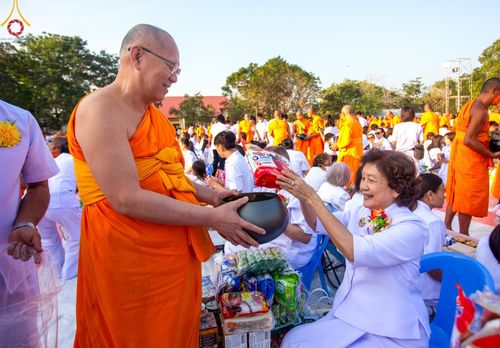 ภาพ No.112812:พิธีตักบาตรพระธรรมยาตราฯ ณ วัดสองพี่น้อง จ.สุพรรณบุรี วันที่ 15 มกราคม พ.ศ. 2567