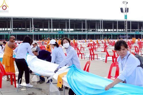 ภาพ No.218567:วันที่ 15 - 18 เมษายน พ.ศ. 2568 การเตรียมภาชนะสำหรับถวายภัตตาหาร , การจัดโต๊ะเก้าอี้ในลานธรรม , การแพ็คพัสดุงานต้อนรับ เพื่องานวันคุ้มครองโลก 22 เมษายน พ.ศ.2568 วัดพระธรรมกาย