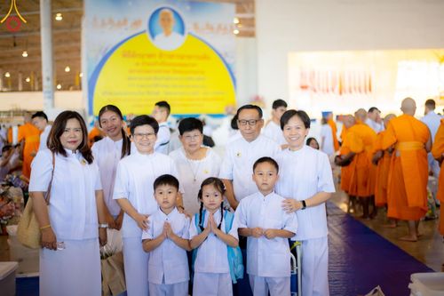 ภาพ No.151110:พิธีตักบาตร ในวันอาทิตย์ต้นเดือน วันที่ 1 กันยายน พ.ศ. 2567 ณ สภาธรรมกายสากล วัดพระธรรมกาย