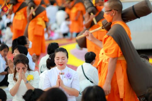ภาพ No.107972:พิธีต้อนรับพระธรรมยาตรา ในโครงการธรรมยาตรากตัญญูบูชา มหาปูชนียาจารย์ พระมงคลเทพมุนี(สด จนฺทสโร) พระผู้ปราบมาร อนุสรณ์สถาน 7 แห่ง ปีที่ 12 วันที่ 7 มกราคม พ.ศ. 2567 ณ อนุสรณ์สถานคลองบางนางแท่น  อ.สามพราน จ.นครปฐม