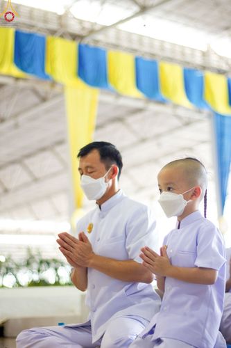 ภาพ No.89548:พิธีตักบาตร ข้าวสารอาหารแห้ง พิธีบูชาข้าวพระ และพิธีจุดเทียนใจ ไฟนิรันดร์  อนันตชัย ณ สภาธรรมกายสากล วัดพระธรรมกาย วันอาทิตย์ที่ 1 ตุลาคม พ.ศ. 2566