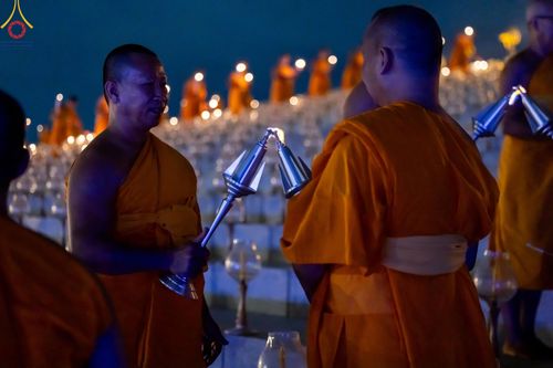 ภาพ No.160693:พิธีจุดประทีป 20,000 ดวง บูชาพระมหาธรรมกายเจดีย์ และบูชาพระมงคลเทพมุนี (สด จนฺทสโร) พระผู้ปราบมาร ณ ลานธรรม พระมหาธรรมกายเจดีย์ วัดพระธรรมกาย จ.ปทุมธานี วันที่ 10 ตุลาคม พ.ศ. 2567