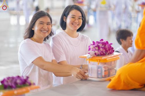 ภาพ No.159040:พิธีตักบาตร ในวันอาทิตย์ต้นเดือน วันที่ 6 ตุลาคม พ.ศ. 2567 ณ สภาธรรมกายสากล วัดพระธรรมกาย