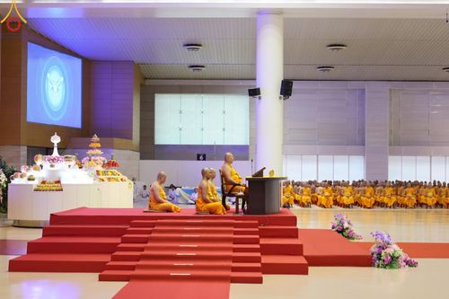 ภาพ No.136675:พิธีตักบาตร พิธีบูชาข้าวพระ ในวันอาทิตย์ต้นเดือนที่ 5 พฤษภาคม พ.ศ. 2567 ณ วัดพระธรรมกาย จ.ปทุมธานี