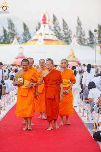 ภาพ No.192747:พิธีจุดประทีปถวายเป็นพุทธบูชา และบูชาธรรมมหาปูชนียาจารย์ ณ อนุสรณ์สถานคลองบางนางแท่น อ.สามพราน จ.นครปฐม ในโครงการธรรมยาตรา กตัญญูบูชา มหาปูชนียาจารย์ พระมงคลเทพมุนี(สด จนฺทสโร) พระผู้ปราบมาร อนุสรณ์สถาน 7 แห่ง ปีที่ 13 วันที่ 10 มกราคม พ.ศ. 2568