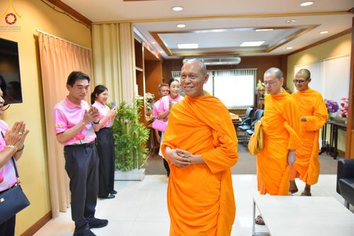 ภาพ No.150912:พิธีเจริญพระพุทธมนต์ และทำบุญตักบาตรแด่คณะสงฆ์ จำนวน 121 รูป เนื่องในโอกาสฉลองครบรอบ 120 ปี อำเภอคลองหลวง จังหวัดปทุมธานี เพื่อถวายเป็นพุทธบูชา ช่วยเหลือผู้ประสบความเดือดร้อนจากอุทกภัย และคณะสงฆ์ 323 วัด 4 จังหวัดชายแดนภาคใต้ วันเสาร์ที่ 31 สิงหาคม พ.ศ. 