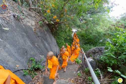 ภาพ No.222259:วันที่ 26-27 เมษายน พ.ศ. 2568 ศูนย์ปฏิบัติธรรมสวนผึ้ง ร่วมกับ ธุดงค์คสถานประจวบคีรีขันธ์ และวัดอ่าวน้อย  จัดกิจกรรมเดินธรรมยาตรา ตักบาตรข้าวสารอาหารแห้ง และจุดประทีปถวายเป็นพุทธบูชา ณ วัดอ่าวน้อย จ.ประจวบคีรีขันธ์