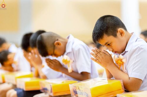 ภาพ No.246028:วันเสาร์ที่ 13 กันยายน พ.ศ. 2568 พิธีมอบผ้าไตรประธานกฐินสัมฤทธิ์เด็กดี V-Star ณ สภาธรรมกายสากล วัดพระธรรมกาย