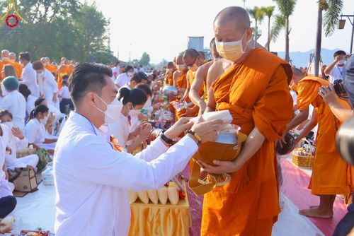 ภาพ No.101930:ตักบาตรพระ 10,000 รูป เติมบุญให้แผ่นดิน เนื่องในโอกาส 192 ปี จังหวัดกาญจนบุรี หนึ่งในโครงการตักบาตรพระ 2,000,000 รูป  77 จังหวัดทุกวัดทั่วไทย วันจันทร์ที่ 11 ธันวาคม พ.ศ. 2566 บริเวณถนนสองแคว (SKY WALK) เมืองกาญจนบุรี