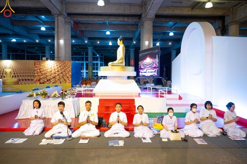 ภาพ No.150417:พิธีจุดประทีป และพิธีฉลองชัยสวดมนต์ บทธัมมจักกัปปวัตตนสูตร ครบ 6,668,272,727 จบ เนื่องในวันธรรมชัย 27 สิงหาคม พ.ศ. 2567 ณ มหารัตนวิหารคด วัดพระธรรมกาย