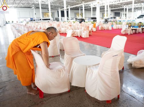 ภาพ No.59751:V.39 ทุ่มสุดใจ ธรรมชัย 80 ปี การเตรียมงาน การปฏิบัติงาน ของเจ้าหน้าที่หน่วยงานต่างๆ เพื่อพิธีฉลองอายุวัฒนมงคล 80 ปี หลวงพ่อธัมมชโย และรับถวายมหาสังฆทาน 10,000 กว่าวัดทั่วประเทศ ในวันคุ้มครองโลก จันทร์ที่ 22 เมษายน พ.ศ. 2567