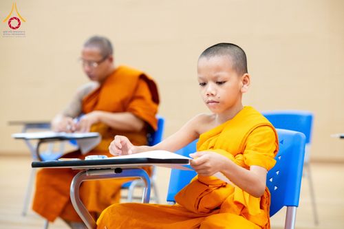 ภาพ No.208895:พระบาทสมเด็จพระเจ้าอยู่หัวทรงพระกรุณาโปรดเกล้าฯ พระราชทานภัตตาหารพระราชทาน แด่พระภิกษุ สามเณร ในการสอบบาลีสนามหลวง ณ วัดพระธรรมกาย วันที่ 22 กุมภาพันธ์ พ.ศ. 2568 ณ วัดพระธรรมกาย อำเภอคลองหลวง จังหวัดปทุมธานี