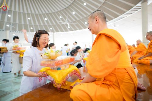 ภาพ No.153076:พิธีถวายภัตตาหารเมนูสวรรค์ ในพรรษาแห่งการเข้าถึงธรรม วันอังคารที่ 10 กันยายน พ.ศ. 2567 ครบรอบ 24 ปี วันละสังขาร คุณยายอาจารย์มหารัตนอุบาสิกาจันทร์ ขนนกยูง ณ หอฉันคุณยายอาจารย์ฯ วัดพระธรรมกาย