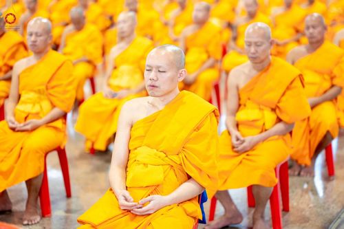 ภาพ No.143505:พิธีตักบาตร ข้าวสารอาหารแห้ง ณ บ้านแก้วเรือนทองคุณยายฯ และ พิธีบูชาข้าวพระ  ณ สภาธรรมกายสากล วัดพระธรรมกาย วันอาทิตย์ที่ 7 กรกฎาคม พ.ศ. 2567