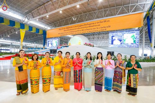 ภาพ No.147164:พิธีมุทิตาสักการะพระภิกษุ ผู้สอบได้เปรียญธรรม 9 ประโยคระดับโลกปีที่ 36, พิธีมอบโล่เกียรติยศและทุนการศึกษา สำนักเรียนบาลีดีเด่นทั่วประเทศ, พิธีถวายมหาสังฆทานคณะสงฆ์ 2,000 กว่าวัด ทั่วประเทศ ปีที่ 24, พิธีถวายไทยธรรมคณะสงฆ์ 323 วัด 4 จังหวัดชายแดนภาคใต้