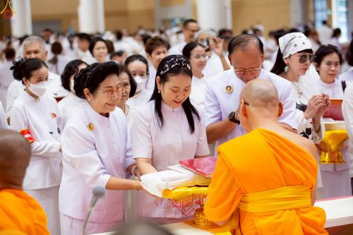 ภาพ No.228430:วันอาทิตย์ที่ 8 มิถุนายน พ.ศ. 2568 พิธีถวายทุนสนับสนุนพระไตรปิฎกฉบับธรรมชัย และอนุรักษ์คัมภีร์โบราณ ณ ห้องแก้วสารพัดนึก 2 วัดพระธรรมกาย