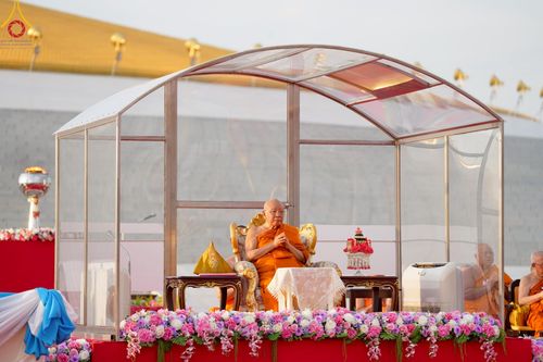 ภาพ No.221671:วันอังคารที่ 22 เมษายน พ.ศ. 2568 ภาพพิธีถวายมหาสังฆทานคณะสงฆ์ 40,000 กว่าวัดทั่วประเทศ เนื่องในวันคุ้มครองโลก ชุดที่ 2 (ปลื้มให้สมการรอคอย) ณ ลานธรรมพระมหาธรรมกายเจดีย์ วัดพระธรรมกาย