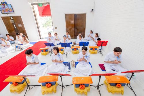 ภาพ No.252348:วันที่ 4-5 ตุลาคม พ.ศ. 2568  วัดพระธรรมกายแคลิฟอร์เนีย ประเทศสหรัฐอเมริกา ได้จัดพิธีตัดปอยผม โดยคณะสงฆ์ ญาติ ๆ และสาธุชน ให้กับนาคธรรมทายาท 8 ท่าน และได้จัดพิธีบรรพชา-อุปสมบท ฉลองพิธีทอดกฐินบรมจักรพรรดิ สร้างอุโบสถ 82 ปี บูชาธรรมหลวงพ่อธัมมชโย