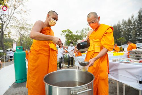 ภาพ No.111960:พิธีถวายภัตตาหารเป็นสังฆทาน แด่คณะพระธรรมยาตราฯ ในโครงการธรรมยาตรา กตัญญูบูชา มหาปูชนียาจารย์ พระมงคลเทพมุนี(สด จนฺทสโร) พระผู้ปราบมาร อนุสรณ์สถาน 7 แห่ง ปีที่ 12 วันที่ 14 มกราคม พ.ศ. 2567 ณ อนุสรณ์สถานมหาวิหารพระมงคลเทพมุนี  (โลตัสแลนด์) อ.สองพี่น้อง จ