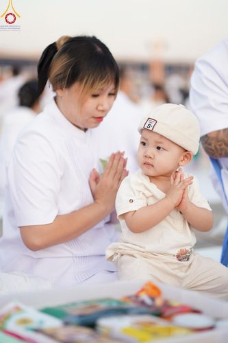 ภาพ No.187846:พิธีตักบาตรฉลองพระใหม่ ต้อนรับพุทธศักราช 2568 ณ ลานธรรมพระมหาธรรมกายเจดีย์ วัดพระธรรมกาย จ.ปทุมธานี วันที่ 1 มกราคม พ.ศ. 2568