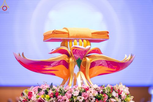 ภาพ No.167603:พิธีตักบาตรและพิธีบูชาข้าวพระ ในวันอาทิตย์ที่ 3 พฤศจิกายน พ.ศ. 2567 ณ วัดพระธรรมกาย