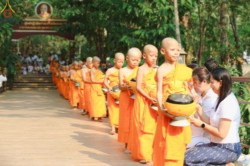 ภาพ No.135161: พิธีบรรพชาสามเณร  พิธีตักบาตรฉลองสามเณรใหม่ วันที่ 1 เมษายน พ.ศ.2567 ในโครงการบรรพชาสามเณรฟื้นฟูพระพุทธศาสนาทั่วไทย ณ ศูนย์ปฏิบัติธรรมแก้วเมืองเลย