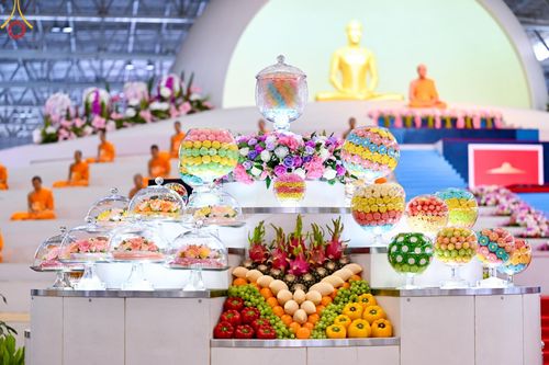 ภาพ No.139176:พิธีตักบาตร , พิธีบูชาข้าวพระ ณ ห้องแก้วสารพัด 1 สภาธรรมกายสากล วัดพระธรรมกาย วันอาทิตย์ต้นเดือนที่ 2 มิถุนายน พ.ศ. 2567