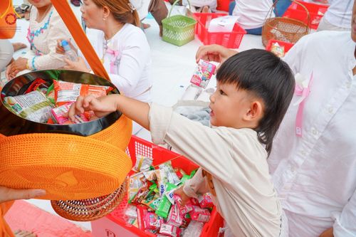 ภาพ No.146352:ตักบาตรพระ 1,384 รูป ทำบุญเมืองฝางครบรอบ 1,383 ปี ถวายเป็นพระราชกุศลแด่พระบาทสมเด็จพระเจ้าอยู่หัว เนื่องในโอกาสพระราชพิธีมหามงคล เฉลิมพระชนมพรรษา 6 รอบ 72 พรรษา วันเสาร์ที่ 27 กรกฎาคม พ.ศ.2567  ณ ถนนหน้าที่ว่าการอำเภอฝาง จ.เชียงใหม่