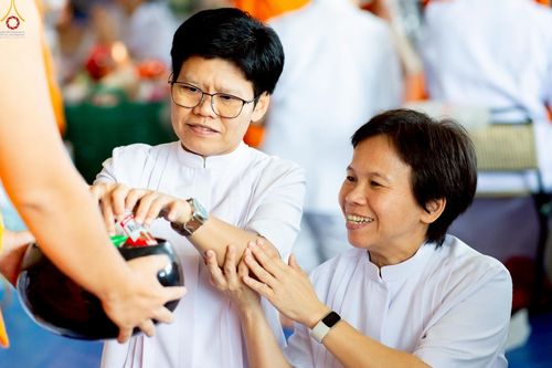 ภาพ No.240509:วันพุธที่ 27 สิงหาคม พ.ศ. 2568 พิธีตักบาตร ในวันธรรมชัย ณ วัดพระธรรมกาย จ.ปทุมธานี