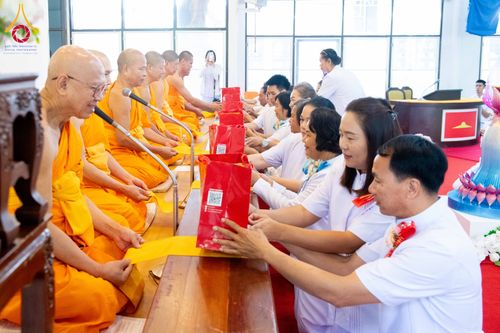 ภาพ No.278458:วันพุธที่ 10 ธันวาคม พ.ศ.2568  พิธีทอดผ้าป่าเพื่อสนับสนุนโครงการตักบาตรพระ 10,000 รูป เมืองกาญจนบุรี ณ อาคารปลูกศรัทธา วัดพระธรรมกาย