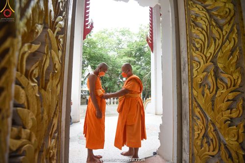 ภาพ No.40143:พิธีตัดปอยผม ปลงผม ขอขมารับผ้าไตรและพิธีบรรพชา ในโครงการอุปสมบท บูชาธรรมมหาปูชนียาจารย์ ประจำปี 2564 ชุดที่ 9