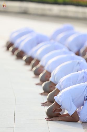 ภาพ No.47586:ประมวลภาพพิธีขอขมาและมอบผ้าไตร โครงการบรรพชาอุปสมบทหมู่ รุ่นเข้าพรรษา 2565