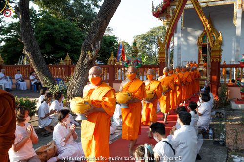 ภาพ No.40559:พิธีตัดปอยผม ปลงผม ขอขมารับผ้าไตรและพิธีบรรพชา ในโครงการอุปสมบท บูชาธรรมมหาปูชนียาจารย์ ประจำปี 2564 ชุดที่ 14