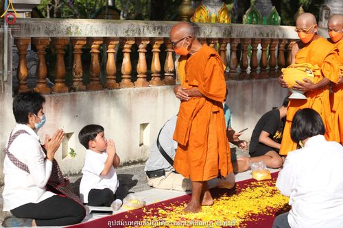 ภาพ No.40732:พิธีตัดปอยผม ปลงผม ขอขมารับผ้าไตรและพิธีบรรพชา ในโครงการอุปสมบท บูชาธรรมมหาปูชนียาจารย์ ประจำปี 2564 ชุดที่ 15