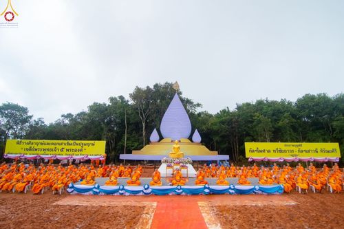 ภาพ No.50680:ประมวลภาพพิธีตักบาตร ณ วัดแม่แพ จ.แม่ฮ่องสอน เนื่องในวันธรรมชัย