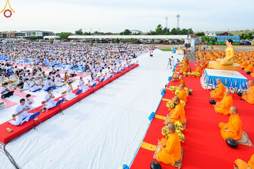 ภาพ No.49541:ประมวลภาพพิธีตักบาตรพระสงฆ์ 1,091 รูป เนื่องในวันแม่แห่งชาติ ณ ตลาดจัมโบ้ ชุดที่ 1