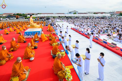 ภาพ No.49537:ประมวลภาพพิธีตักบาตรพระสงฆ์ 1,091 รูป เนื่องในวันแม่แห่งชาติ ณ ตลาดจัมโบ้ ชุดที่ 1