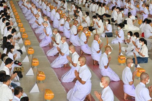 ภาพ No.44262:ประมวลภาพพิธีเวียนประทักษิณ, พิธีวันทาพระมหาธรรมกายเจดีย์ และพิธีขอขมารับผ้าไตร โครงการบวชภาคฤดูร้อน พ.ศ. 2565