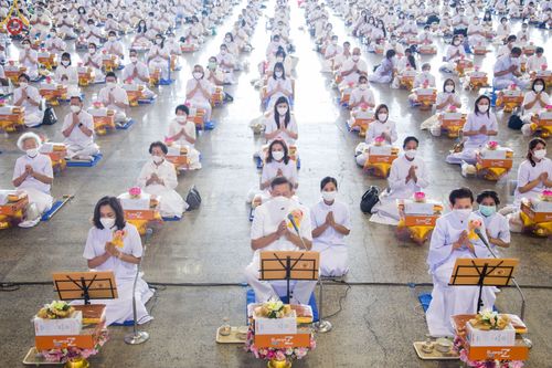 ภาพ No.48242:ประมวลภาพพิธีถวายผ้าอาบน้ำฝน และประทีปโคมไฟ เนื่องในวันอาสาฬหบูชา ประจำปี 2565