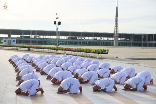 ภาพ No.47600:ประมวลภาพพิธีขอขมาและมอบผ้าไตร โครงการบรรพชาอุปสมบทหมู่ รุ่นเข้าพรรษา 2565