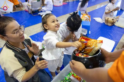 ภาพ No.308280:วันที่ 1  กุมภาพันธ์ พ.ศ. 2569 พิธีตักบาตรข้าวสารอาหารแห้ง ณ บ้านแก้วเรือนทองคุณยาย สภาธรรมกายสากล วัดพระธรรมกาย