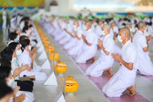 ภาพ No.44277:ประมวลภาพพิธีเวียนประทักษิณ, พิธีวันทาพระมหาธรรมกายเจดีย์ และพิธีขอขมารับผ้าไตร โครงการบวชภาคฤดูร้อน พ.ศ. 2565