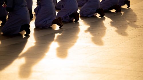 ภาพ No.47589:ประมวลภาพพิธีขอขมาและมอบผ้าไตร โครงการบรรพชาอุปสมบทหมู่ รุ่นเข้าพรรษา 2565